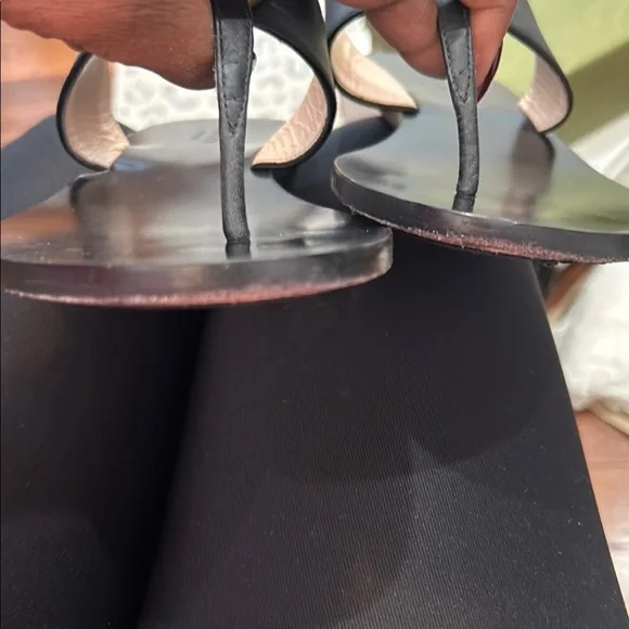 AUTHENTIC Gucci Black Thong Sandals with Gold Accent - Picture 9 of 9